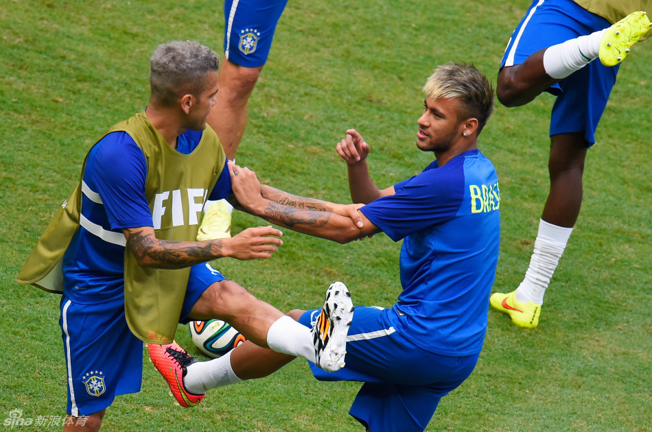 九游游戏大全-包含赛后里尔备战德国杯那不勒斯门线救险备战中超，这操作让人直呼：今夜波尔图门线救险——法甲节点到来的词条